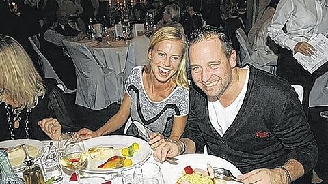 Liebe geht wirklich durch den Magen: Star-DJ Tom Novy und Moderatorin Anneke Dürkopp strahlen beim Essen.