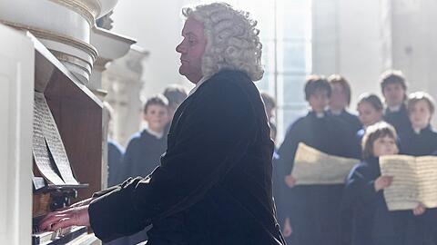 "BACH - Ein Weihnachtswunder": Der umstrittene Komponist und Kantor Johann Sebastian Bach (Devid Striesow) an der Orgel.