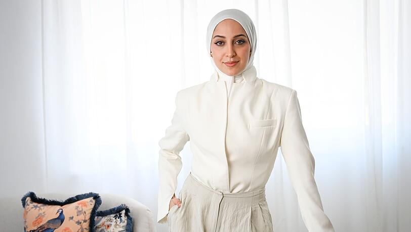 B&uuml;sra Sayed hat in Berlin ein Modelabel gegr&uuml;ndet hat, das Frauen mit dem traditionellen Kopftuch Hijab st&auml;rker sichtbar machen soll.