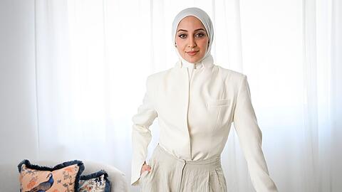 B&uuml;sra Sayed hat in Berlin ein Modelabel gegr&uuml;ndet hat, das Frauen mit dem traditionellen Kopftuch Hijab st&auml;rker sichtbar machen soll.