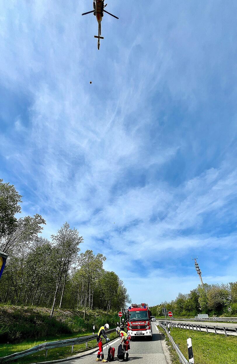 Der Notarzt und der Notfallsanit&auml;ter wurden per Winde aus dem Hubschrauber heruntergelassen.