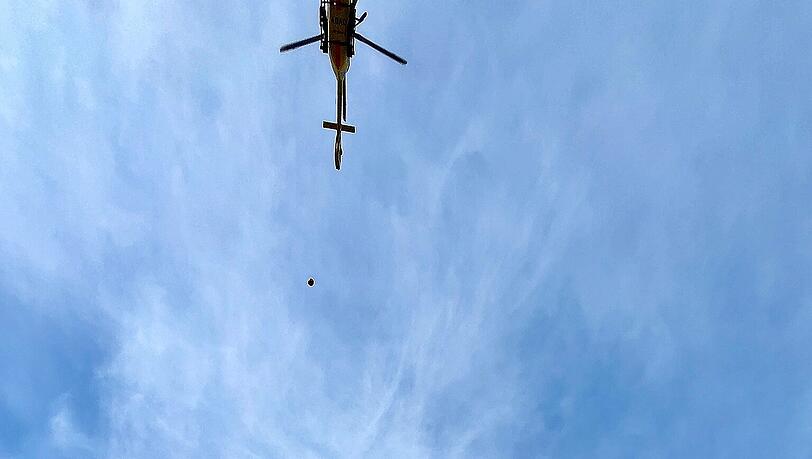 Der Notarzt und der Notfallsanit&auml;ter wurden per Winde aus dem Hubschrauber heruntergelassen.