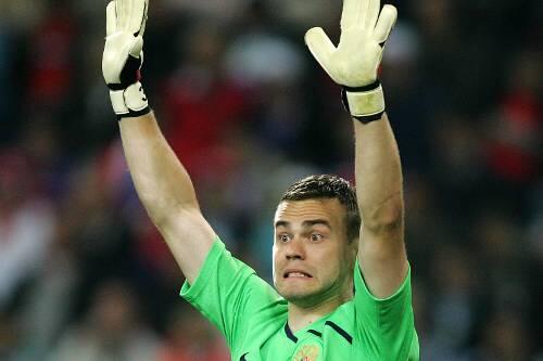 Igor oder Iker? Russlands Keeper Akinfejew erinnert den Wahl-Moskowiter Martin Stranzl an den jungen Casillas.