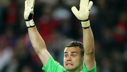 Igor oder Iker? Russlands Keeper Akinfejew erinnert den Wahl-Moskowiter Martin Stranzl an den jungen Casillas. Igor oder Iker? Russlands Keeper Akinfejew erinnert den Wahl-Moskowiter Martin Stranzl an den jungen Casillas.