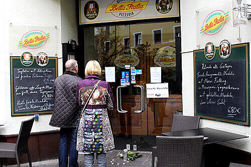 Vor dem "Bella Italia" waren nach der Bluttat Kerzen und Blumen aufgestellt