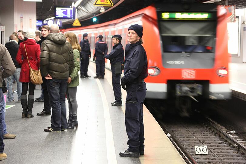 Bei dem über Facebook organisierten "Abschiedstrinken" in der Münchner S-Bahn haben rund 2.000 Menschen beim Feiern für erhebliche Sachbeschädigungen gesorgt.