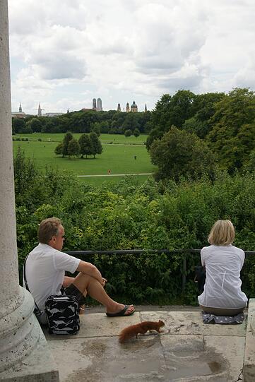 Ein Ruheort für Mensch &ndash; und Tier: Vom Monopteros ist die Altstadt-Silhouette gut zu sehen.