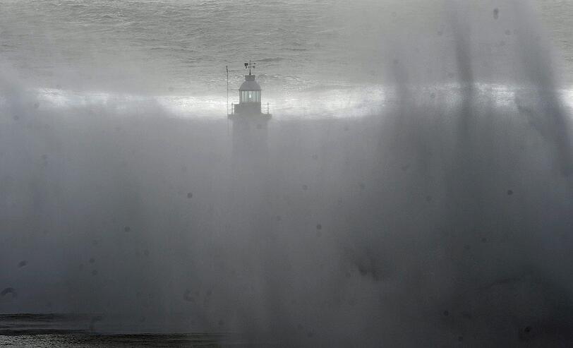Heftige Wellen im Hafen von Newhaven.