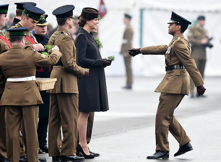 Herzogin Kate überreicht den Soldaten des Regiments Irish Guards am St. Patrick's Day  Sträußchen aus Kleeblättern