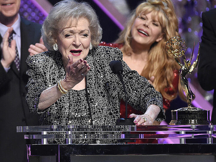 Betty White nimmt ihren Emmy für das Lebenswerk in Empfang