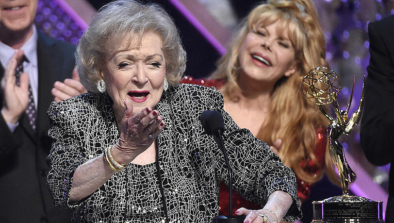 Betty White nimmt ihren Emmy für das Lebenswerk in Empfang Betty White nimmt ihren Emmy für das Lebenswerk in Empfang