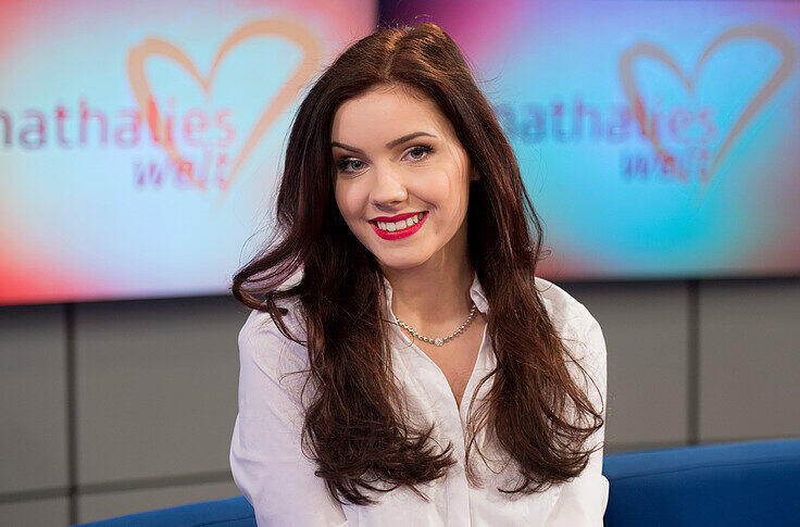 Das Model Nathalie Volk posiert im Studio des Regionalsenders "Hamburg 1" in Hamburg während einer Pressekonferenz zu ihrer neuen Sendereihe "Nathalies Welt".
