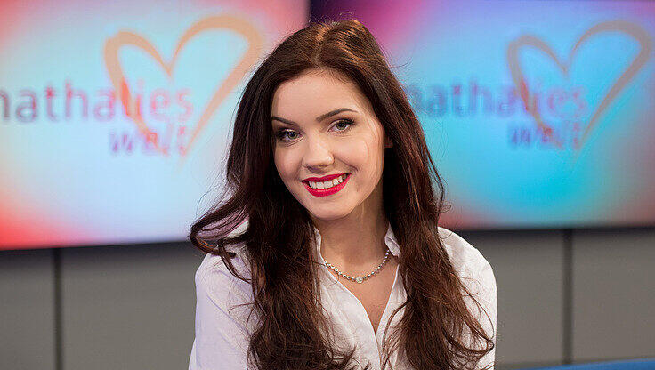 Das Model Nathalie Volk posiert im Studio des Regionalsenders "Hamburg 1" in Hamburg während einer Pressekonferenz zu ihrer neuen Sendereihe "Nathalies Welt". Das Model Nathalie Volk posiert im Studio des Regionalsenders "Hamburg 1" in Hamburg während einer Pressekonferenz zu ihrer neuen Sendereihe "Nathalies Welt".