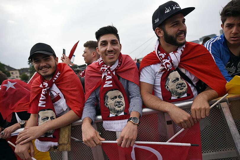Ca. 30.000 Deutsch-Türken solidarisieren sich in Köln bei einer Kundgebung mit dem türkischen Staatspräsidenten Erdogan - die Bilder.