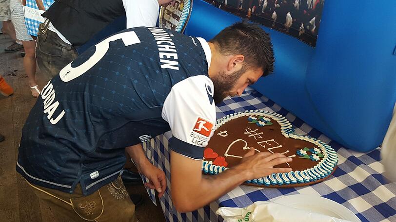 Ivica Olic, Jan Zimmermann und Fanol Perdedaj vom TSV 1860 wollten Wiesn Champions werden - mussten sich aber mit dem dritten Platz begnügen.
