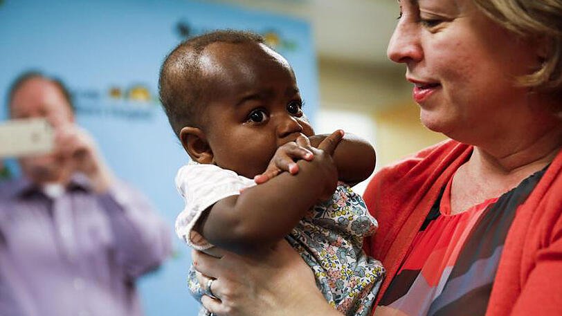 Gastmutter Nancy Swabb hält Dominique im Kinderkrankenhaus in Park Ridge auf ihrem Arm.