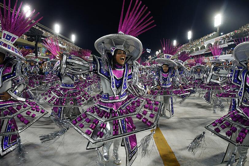 Athletische Tänzer, heiße Rhythmen und kunstvolle Kostüme - die Bilder vom Karneval aus dem Sambadrom in Rio de Janeiro.