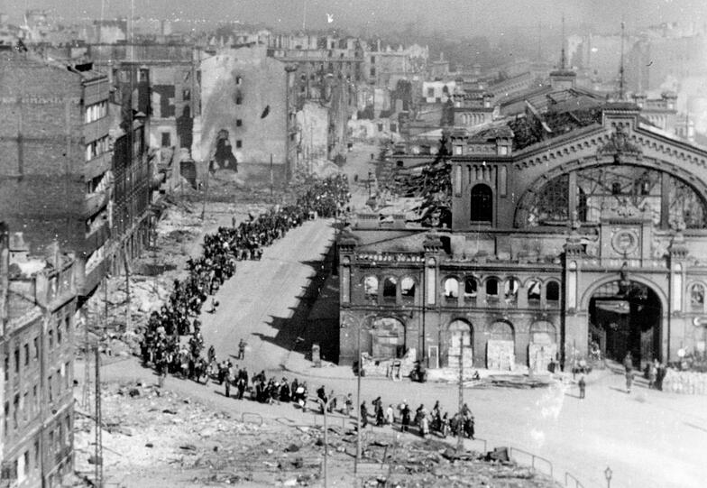 Die Aufnahme vom Oktober 1944 zeigt Einwohner von Warschau, die unter deutscher Eskorte in Warschau zu einem Sammelplatz gebracht werden.