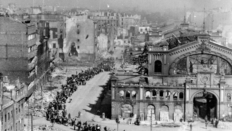 Die Aufnahme vom Oktober 1944 zeigt Einwohner von Warschau, die unter deutscher Eskorte in Warschau zu einem Sammelplatz gebracht werden. Die Aufnahme vom Oktober 1944 zeigt Einwohner von Warschau, die unter deutscher Eskorte in Warschau zu einem Sammelplatz gebracht werden.