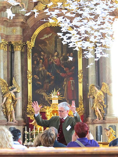 Kein Wunder, sondern hunderte heitere Papiertauben habe ich in der Heilig Geist Kirche am Viktualienmarkt fotografiert.