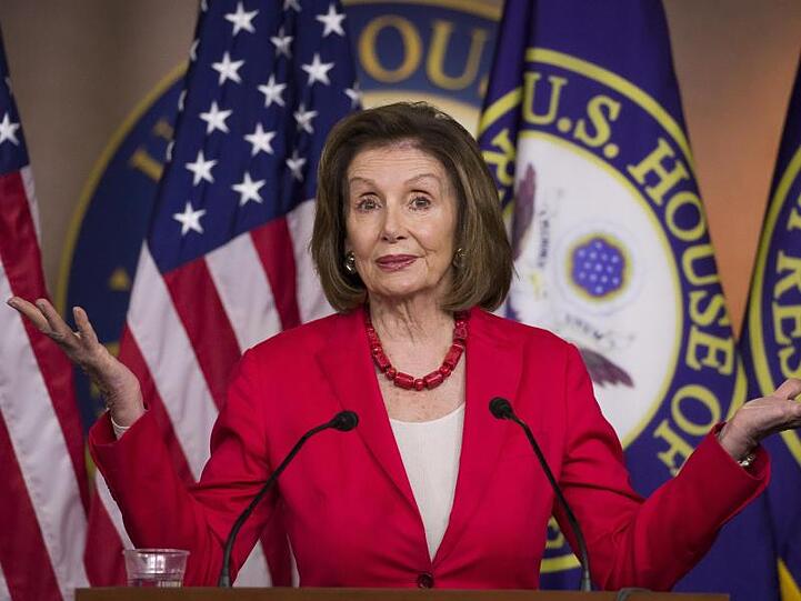 Nancy Pelosi lädt die Frauenfußball-Weltmeisterinnen ins Kapitol ein.