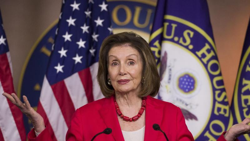 Nancy Pelosi lädt die Frauenfußball-Weltmeisterinnen ins Kapitol ein. Nancy Pelosi lädt die Frauenfußball-Weltmeisterinnen ins Kapitol ein.