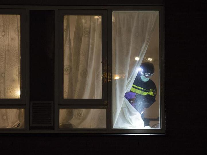 Ein Forensik-Experte sucht nach Hinweisen in dem Haus, in dem der Täter verhaftet wurde.