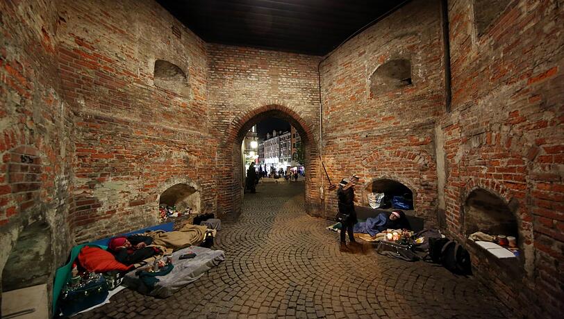 In einem Seitendurchgang am Sendlinger Tor haben der obdachlose Niko (r.) und ein zweiter Mann ihre Lager aufgeschlagen.