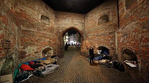 In einem Seitendurchgang am Sendlinger Tor haben der obdachlose Niko (r.) und ein zweiter Mann ihre Lager aufgeschlagen.