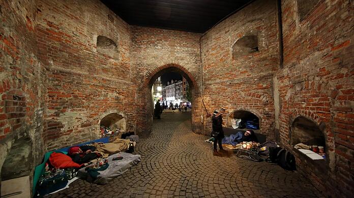 In einem Seitendurchgang am Sendlinger Tor haben der obdachlose Niko (r.) und ein zweiter Mann ihre Lager aufgeschlagen.