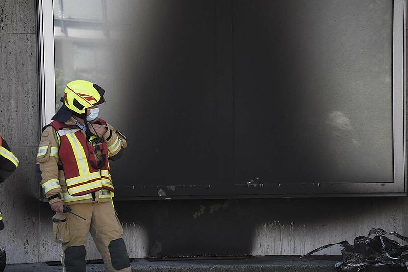 Atemschutz-Trupps fanden einen Kellerbrand vor, parallel dazu lief die Rettung einer schwerverletzten Person sowie von durch Rauch eingeschlossener Bewohner über eine Leiter.