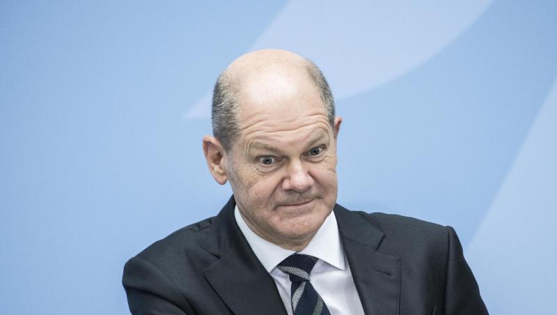 Bundeskanzler Scholz bei der Amtsübergabe von Steffen Seibert an den neuen Regierungssprecher Steffen Hebestreit.