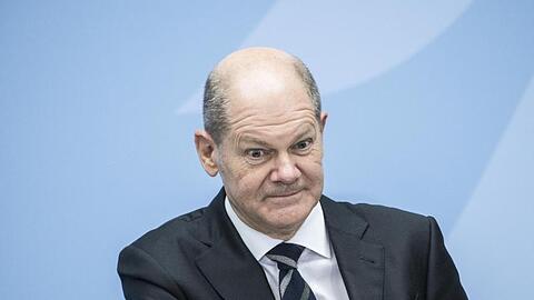 Bundeskanzler Scholz bei der Amtsübergabe von Steffen Seibert an den neuen Regierungssprecher Steffen Hebestreit.