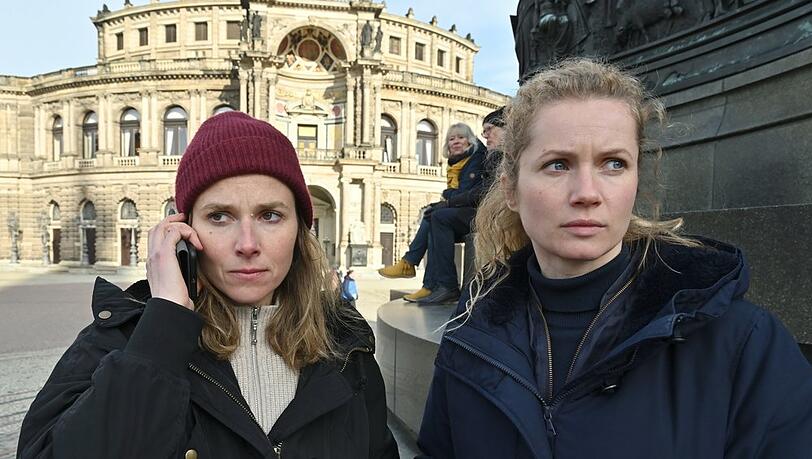 "Tatort: Totes Herz": Karin Gorniak (Karin Hanczewski) und Leonie Winkler (Cornelia Gröschel) finden das Handy einer Verdächtigen.