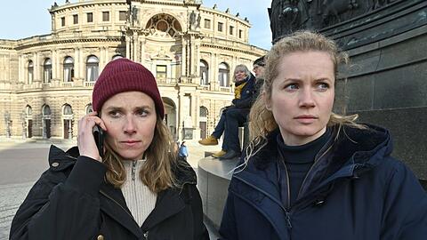 "Tatort: Totes Herz": Karin Gorniak (Karin Hanczewski) und Leonie Winkler (Cornelia Gröschel) finden das Handy einer Verdächtigen.