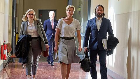 Christina Block (m.) mit ihren Verteidigern auf dem Weg ins Gericht.