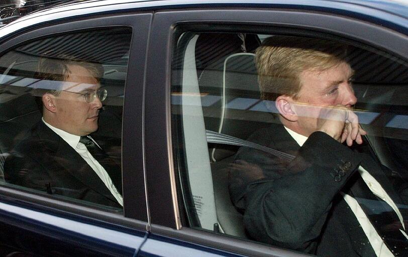 Die Brüder Johan Friso und Willem Alexander treffen vor dem Universitätskrankenhaus von Amsterdam ein, um den Sarg ihres Vaters zum Königspalast zu geleiten.