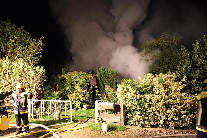 Wohnhaus und Pkw in Mühltal in Vollbrand. Bilder vom Großeinsatz der Feuerwehr.