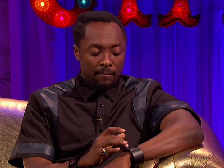 Rapper will.i.am spielt an seiner Smartwatch herum