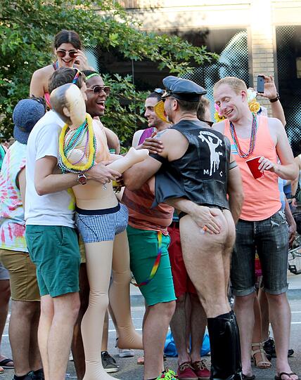 Schwule, Lesben und Transsexuelle bekennen sich offen zu ihrer Sexualität und tragen Luftballons in den Farben des Regenbogens auf der Pride Parade in Washington D.C.