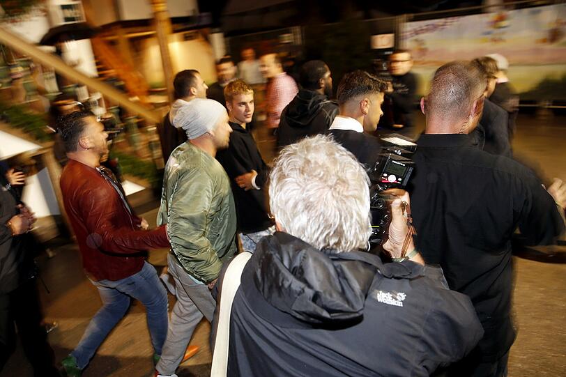 Weltstar im Käfer-Zelt: Justin Bieber kam mit Bodyguards und Entourage.