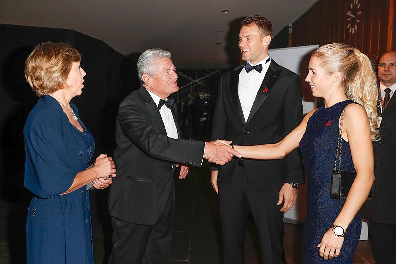 Illustre Runde: Bundespräsident Joachim Gauck und Daniela Schadt begrüßen Top-Torwart Manuel Neuer und seine Freundin Nina Weiss (r.) auf der Operngala in Berlin.