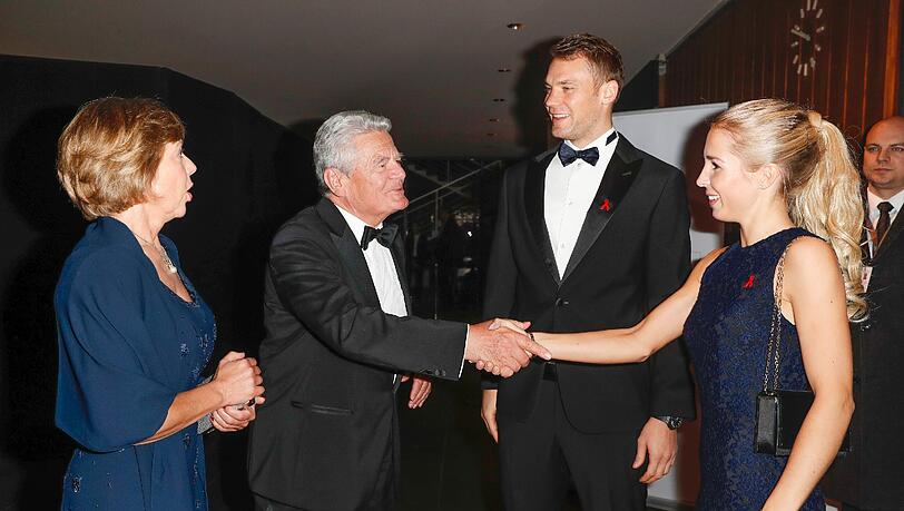 Illustre Runde: Bundespräsident Joachim Gauck und Daniela Schadt begrüßen Top-Torwart Manuel Neuer und seine Freundin Nina Weiss (r.) auf der Operngala in Berlin. Illustre Runde: Bundespräsident Joachim Gauck und Daniela Schadt begrüßen Top-Torwart Manuel Neuer und seine Freundin Nina Weiss (r.) auf der Operngala in Berlin.