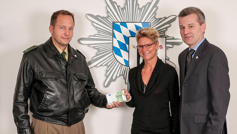 100 Euro für Sonja Weber: Polizeikommissar Klaus Pfeuffer (l.) und Polizeisprecher Wolfgang Wenger übergeben die Belohnung. 100 Euro für Sonja Weber: Polizeikommissar Klaus Pfeuffer (l.) und Polizeisprecher Wolfgang Wenger übergeben die Belohnung.