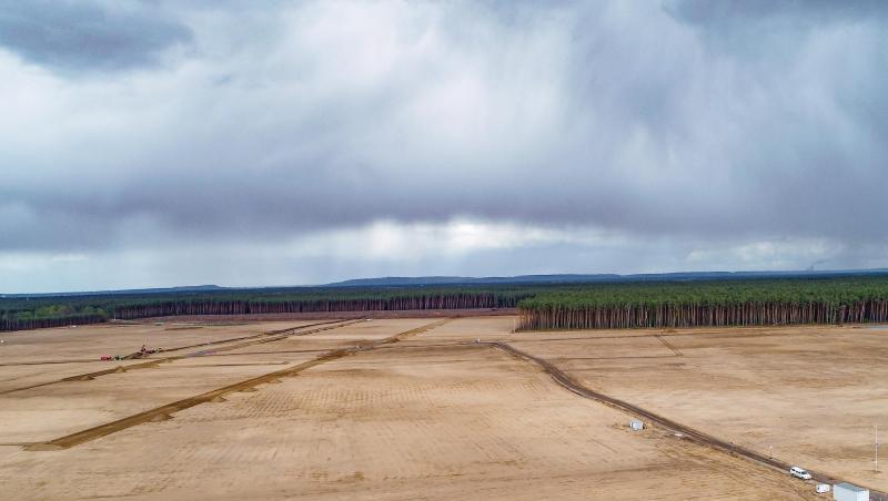 Dunkle Regenwolken ziehen über die Baufläche der künftigen Tesla Giga-Factory in Grünheide. Dunkle Regenwolken ziehen über die Baufläche der künftigen Tesla Giga-Factory in Grünheide.