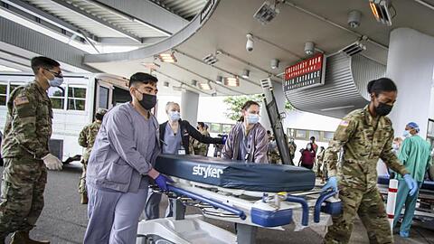 Soldaten und medizinisches Personal des US-Militärs bereiten sich in Landstuhl darauf vor, Opfer von einer der Explosionen in der Nähe des Flughafens Kabul zu versorgen.