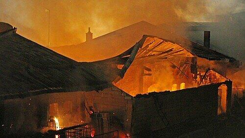 Der Brand vernichtete mehrere Hallen Der Brand vernichtete mehrere Hallen