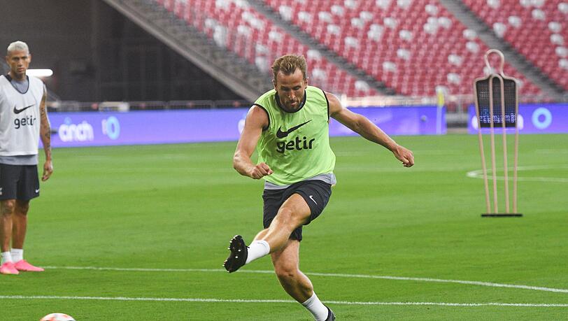 Harry Kane nimmt am offenen Training beim Singapore Festival of Football teil.
