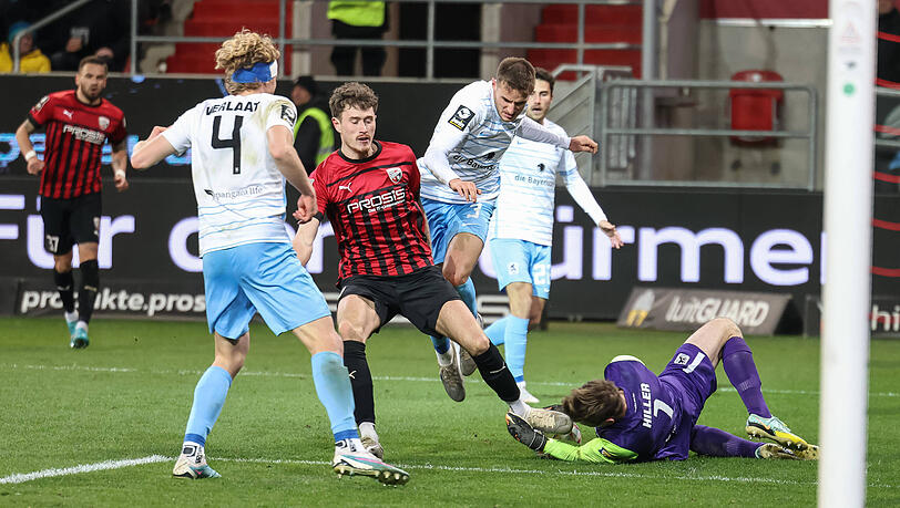 Beim letzten Duell in Ingolstadt behielt der TSV 1860 um Jesper Verlaat (li.), Torwart Marco Hiller (am Boden) und Abwehrmann Niklas Lang die Oberhand.