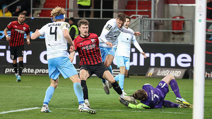 Beim letzten Duell in Ingolstadt behielt der TSV 1860 um Jesper Verlaat (li.), Torwart Marco Hiller (am Boden) und Abwehrmann Niklas Lang die Oberhand.